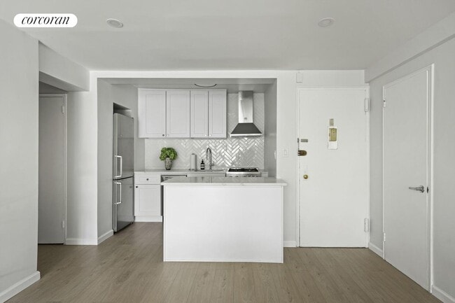 408 W 57th St in New York, NY - Building Photo - Building Photo