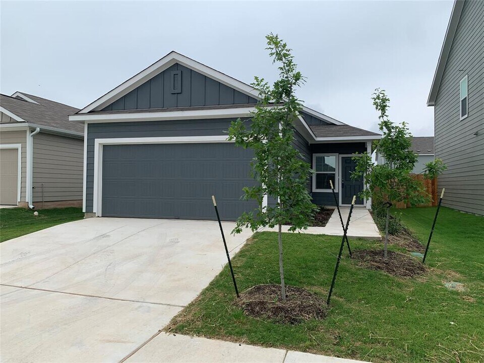 414 Bullhead Rd in Bastrop, TX - Building Photo