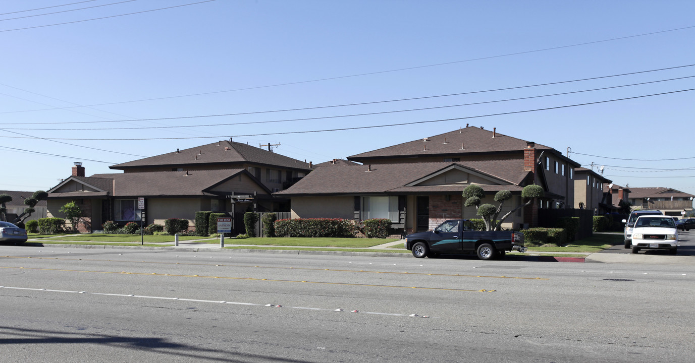 401 S Knott in Buena Park, CA - Foto de edificio