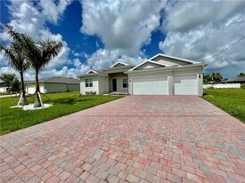3040 SW 22nd Pl in Cape Coral, FL - Building Photo