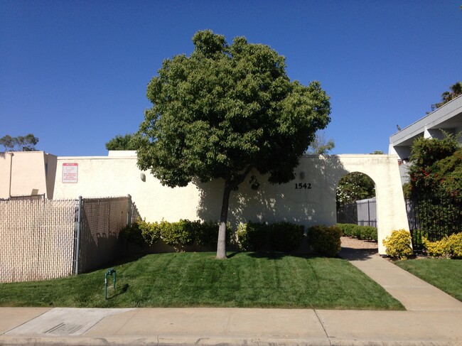 1542 S Maple St in Escondido, CA - Foto de edificio - Building Photo