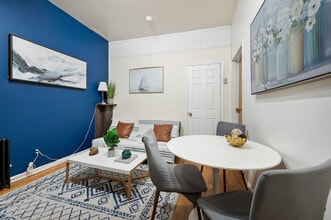 690 9th Ave in New York, NY - Foto de edificio - Building Photo