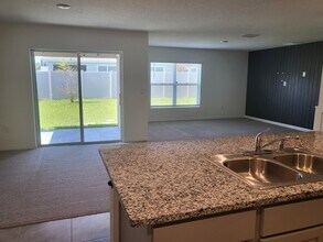 38336 Sonnet Landing Ave in Zephyrhills, FL - Foto de edificio - Building Photo