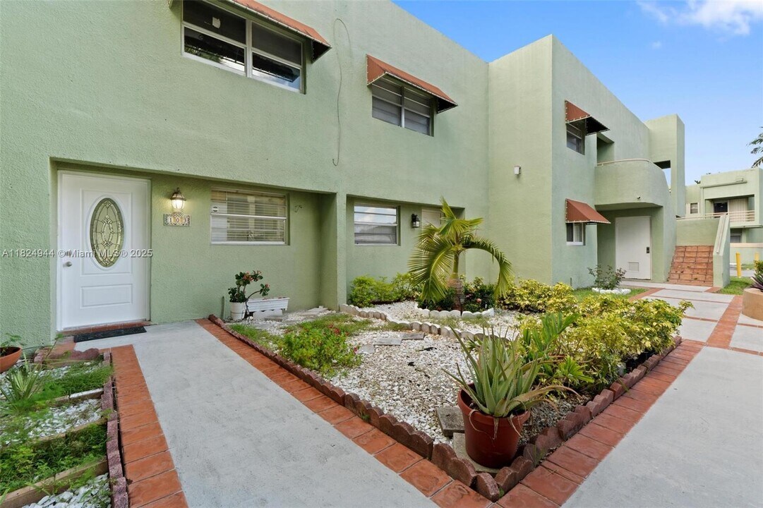 11041 NW 7th St, Unit 103-10 in Miami, FL - Building Photo