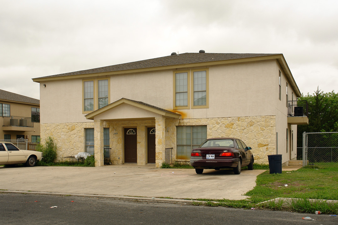 7551 Windsor Oaks in San Antonio, TX - Foto de edificio