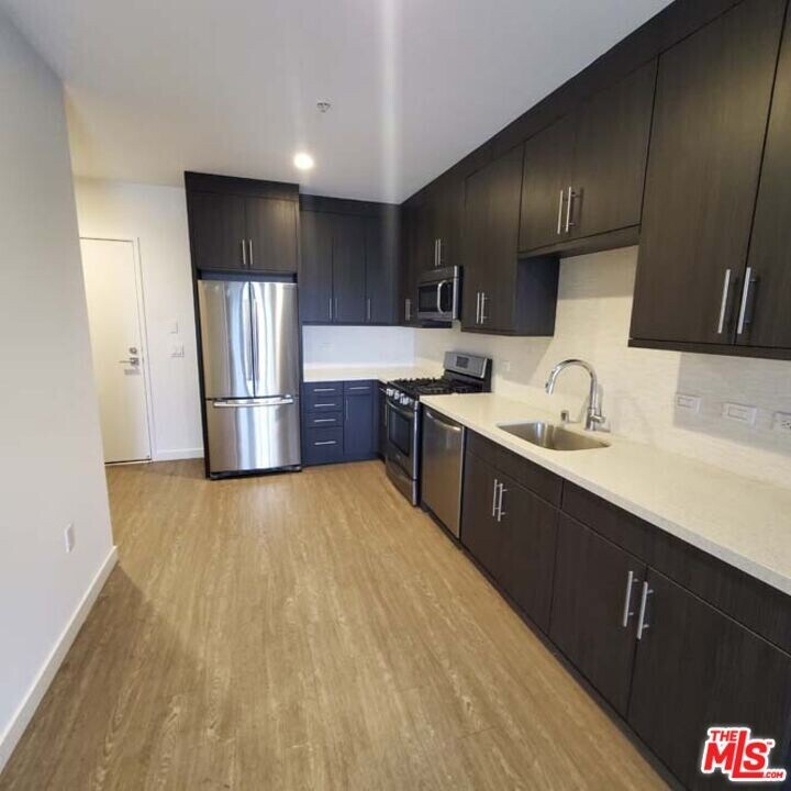 11405 Chandler Blvd in Los Angeles, CA - Building Photo