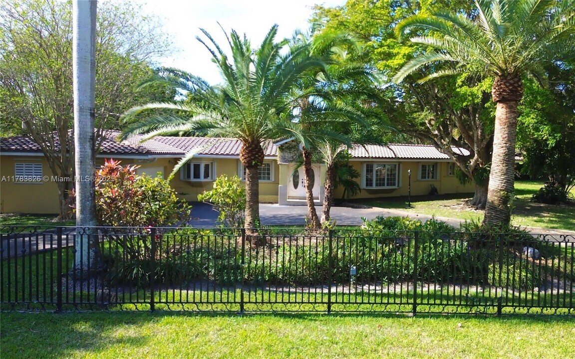 6282 SW 133rd St in Pinecrest, FL - Building Photo