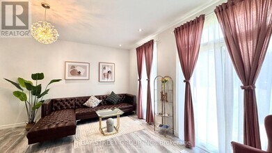 5921 BENTLEY Cmn in Niagara Falls, ON - Building Photo - Building Photo