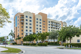 Coral Place in Miami, FL - Foto de edificio - Building Photo