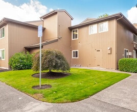 Millwood Manor in Albany, OR - Building Photo - Building Photo