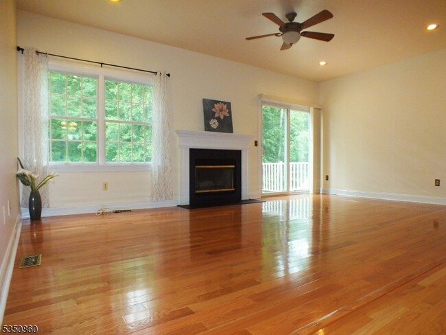 83 Raymound Blvd in Parsippany Troy Hills, NJ - Foto de edificio - Building Photo