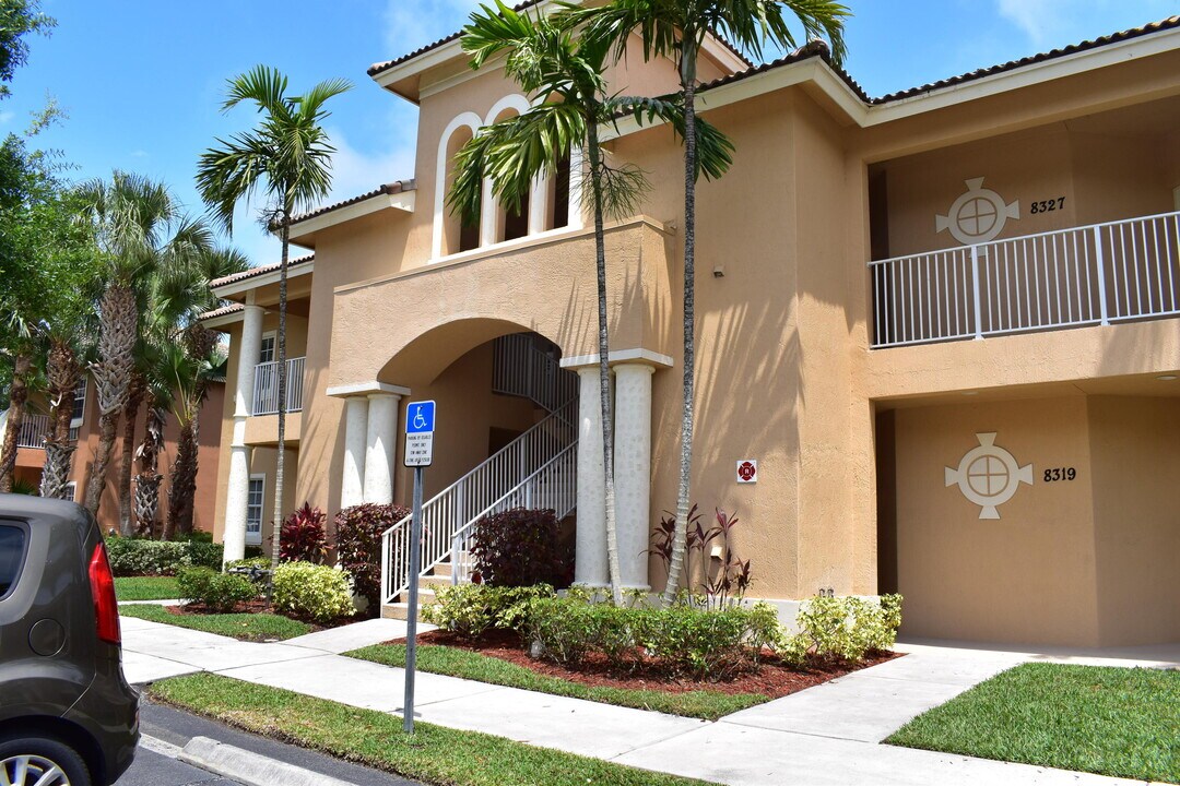 8235 Mulligan Cir in Port St. Lucie, FL - Foto de edificio