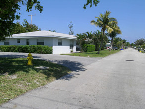 1919 Doffer Ln in North Palm Beach, FL - Building Photo - Building Photo