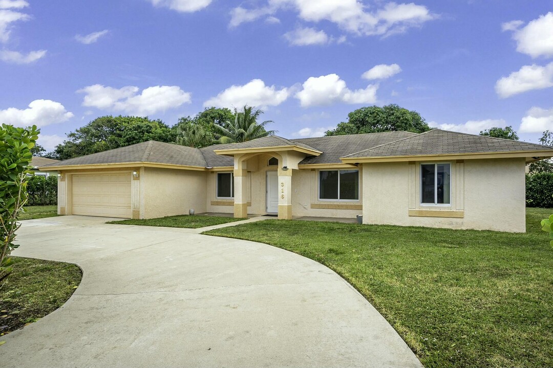 316 NE 12th Ave in Boynton Beach, FL - Building Photo