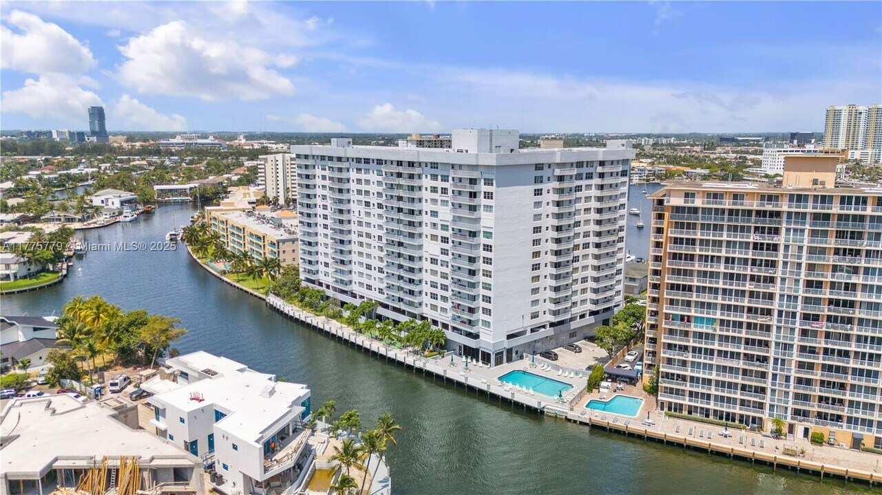 137 Golden Isles Dr, Unit 910 in Hallandale Beach, FL - Building Photo
