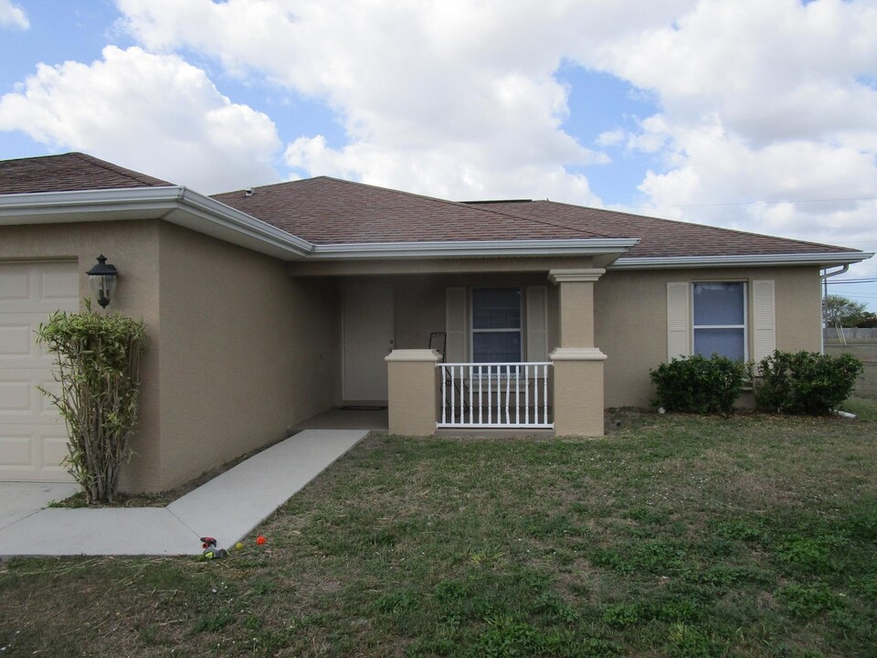 1420 NE 13th Ave in Cape Coral, FL - Building Photo