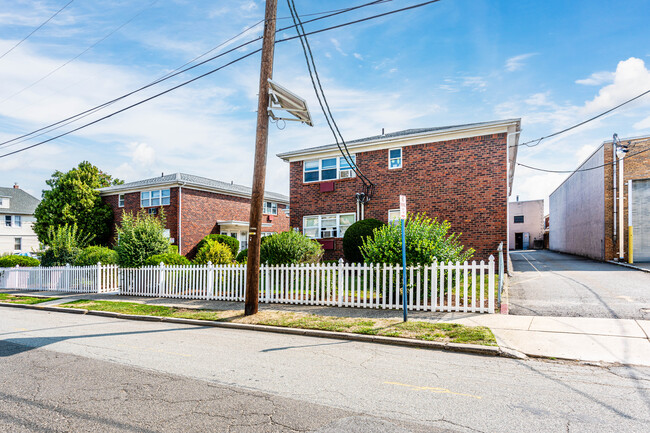 88 McKinley St in Hackensack, NJ - Foto de edificio - Building Photo