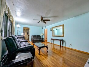 14 Stuart Dr in Danbury, CT - Building Photo - Building Photo