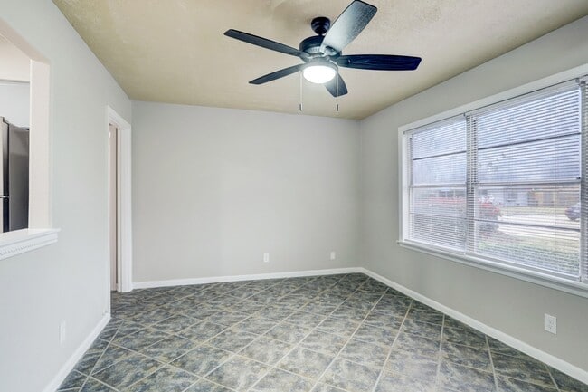 2100 Ontario Ave in Baytown, TX - Foto de edificio - Building Photo