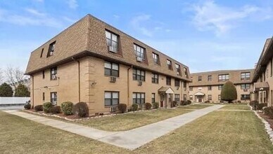 16 N End Dr in Secaucus, NJ - Building Photo - Building Photo