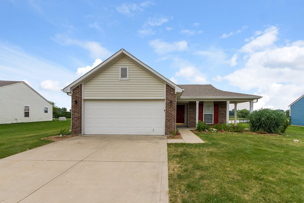 6851 W Odessa Way in McCordsville, IN - Foto de edificio