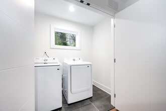 Room in Townhome on Donna Ave in Charlotte, NC - Building Photo - Building Photo