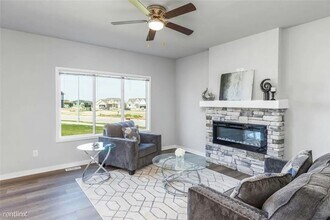 16606 Mill Pond Dr in Urbandale, IA - Building Photo - Building Photo
