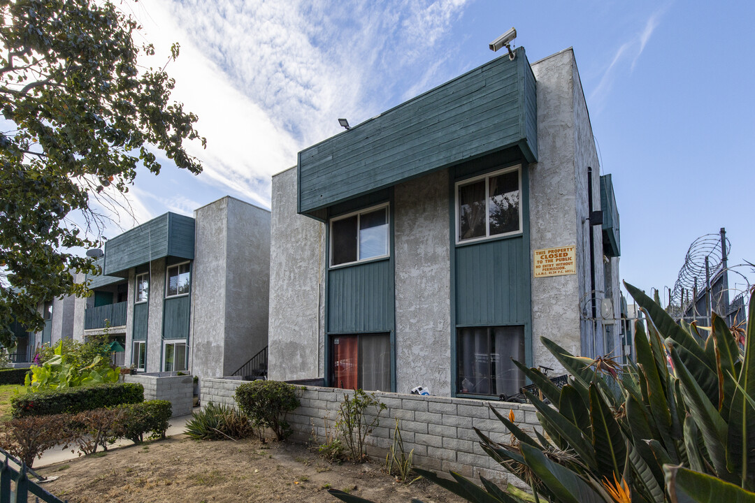 Willis Villas in Panorama City, CA - Building Photo