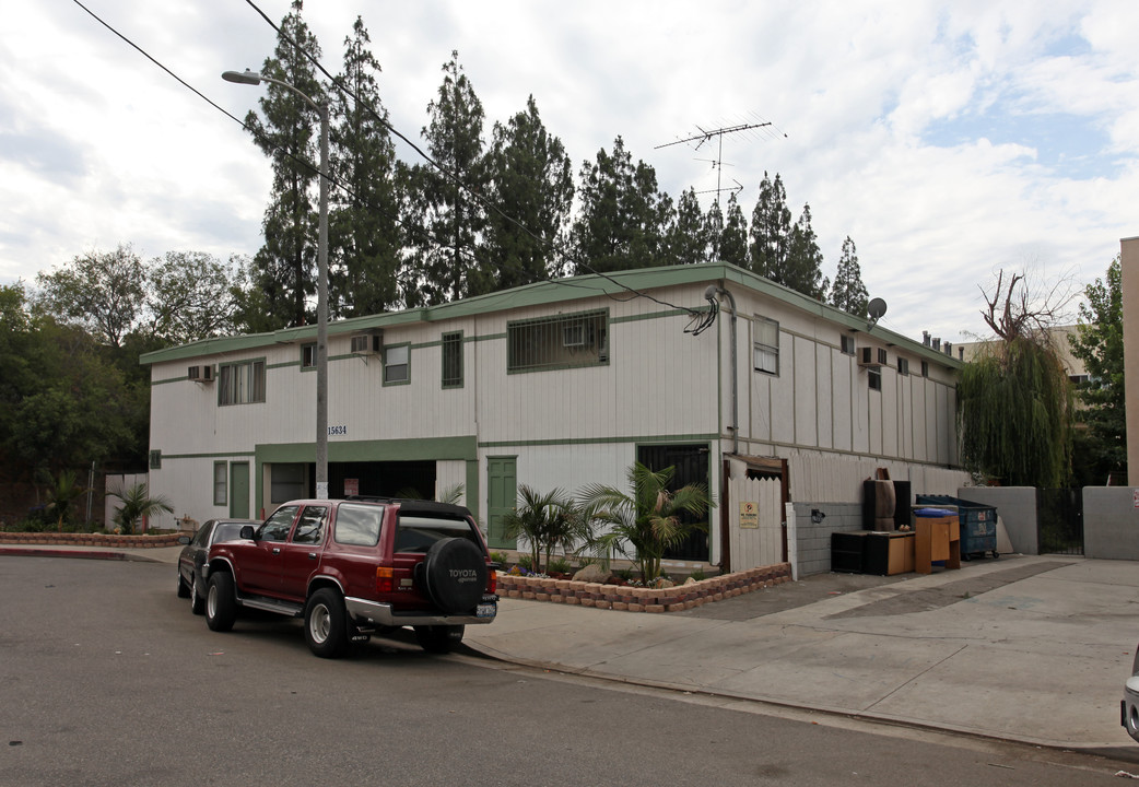 15634 Leadwell St in Van Nuys, CA - Building Photo