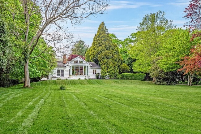 81 Lee Ave in Southampton, NY - Building Photo - Building Photo