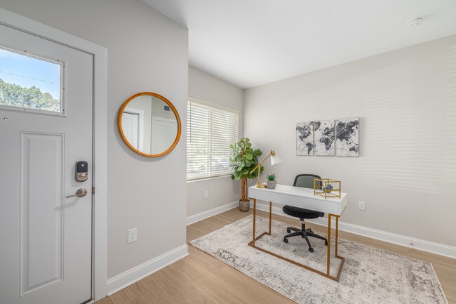 Park Lamont Townhomes in Cleveland, OH - Building Photo - Interior Photo