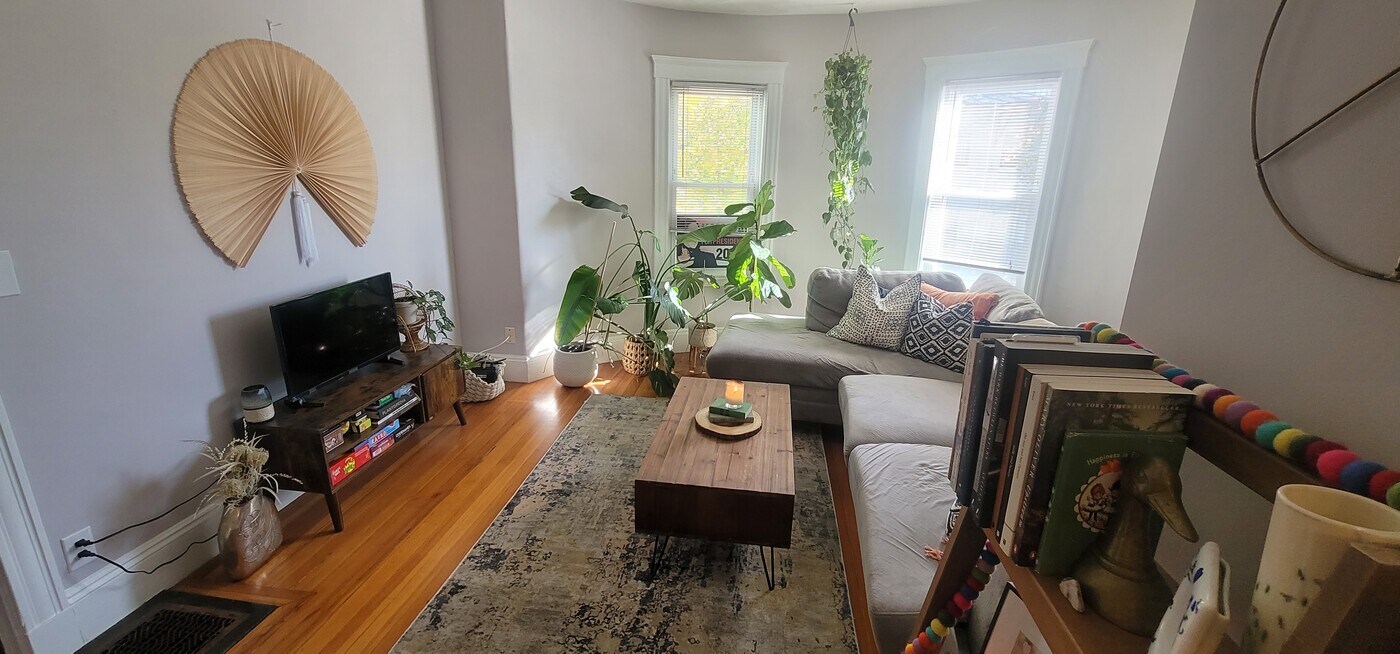 28 Bigelow St in Boston, MA - Building Photo