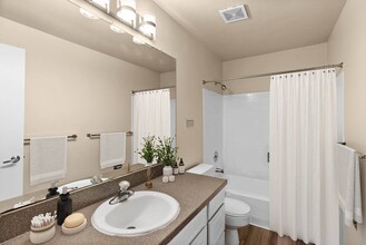 Bergen Apartments in Issaquah, WA - Foto de edificio - Building Photo