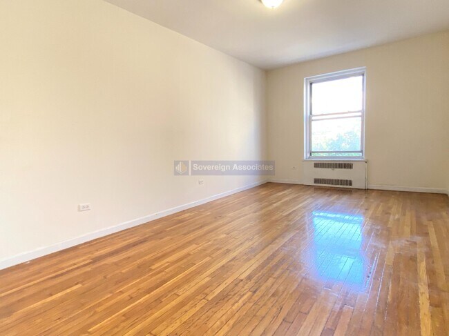 216 W 102nd St-Unit -6E in New York, NY - Building Photo - Building Photo