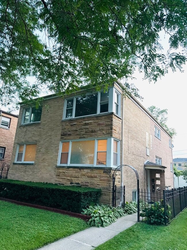 8638 Trumbull Ave