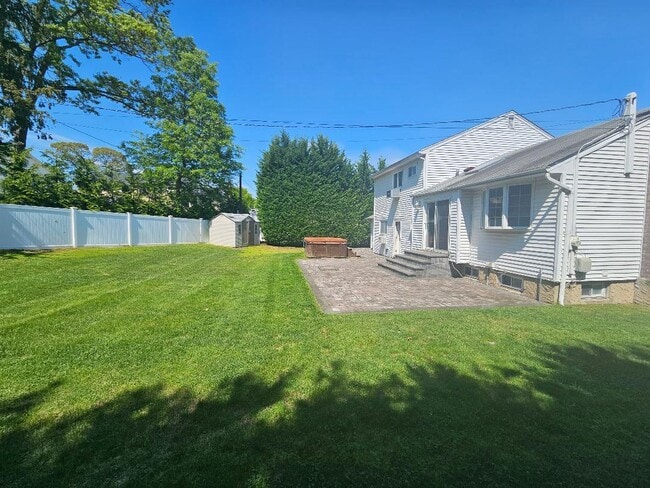 26 Dahill Rd in Old Bethpage, NY - Building Photo - Building Photo