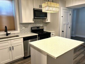 2115 W Barry Ave, Unit 1A in Chicago, IL - Building Photo - Building Photo