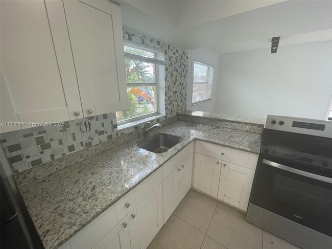 7941 SW 10th St in North Lauderdale, FL - Building Photo - Building Photo