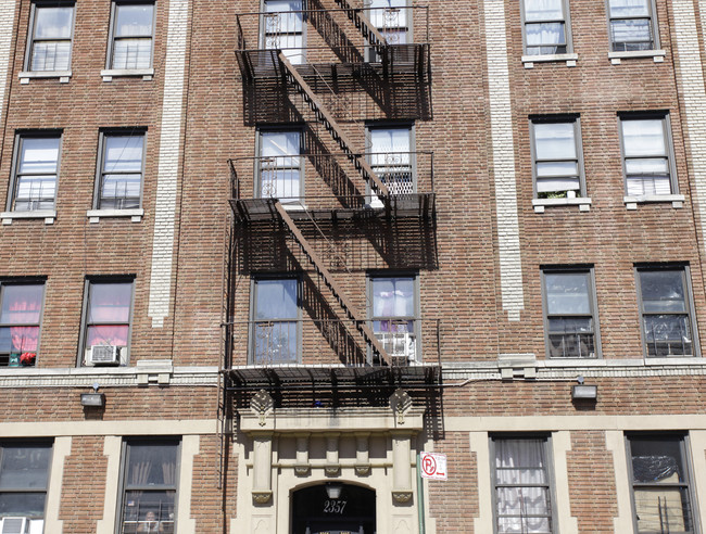 2357 Crotona Avenue in Bronx, NY - Foto de edificio - Building Photo