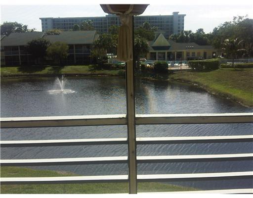 2833 N Course Dr, Unit 201 in Pompano Beach, FL - Foto de edificio - Building Photo