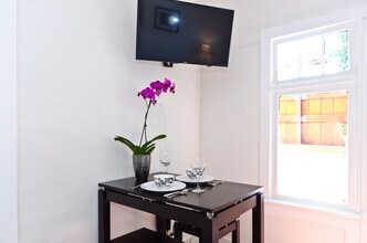 1997 Pinehurst Rd, Unit 1997 Pinehurst Road in Los Angeles, CA - Foto de edificio - Building Photo