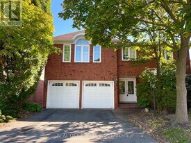 1369 Mapleridge Crescent in Oakville, ON - Building Photo