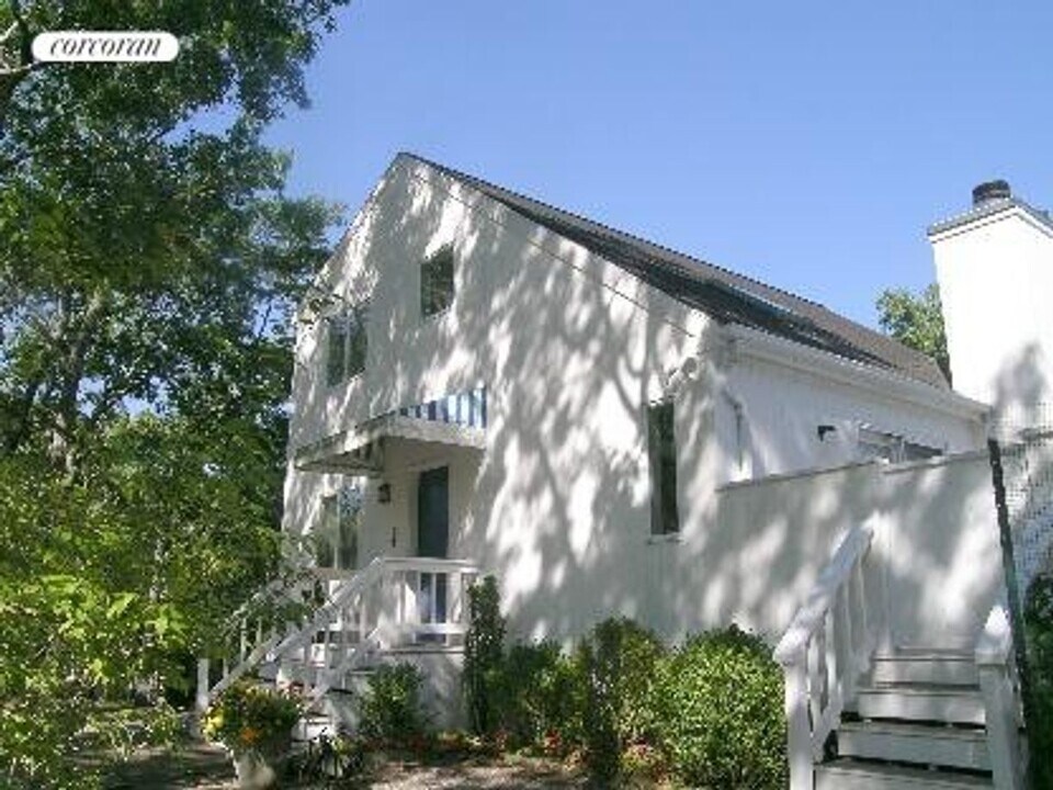 51 Montauk Ave in East Hampton, NY - Building Photo