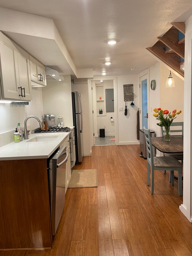 2411 SE Main St, Unit Hawthorne Apt in Portland, OR - Building Photo - Building Photo