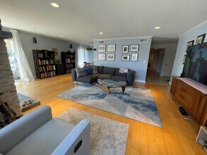 1951 N Beachwood Dr, Unit 207 in Los Angeles, CA - Building Photo - Building Photo