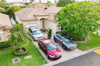 9928 NW 29th Ter in Doral, FL - Foto de edificio - Building Photo