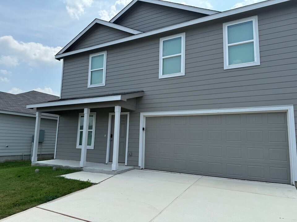 949 Barbarosa Rd in New Braunfels, TX - Building Photo