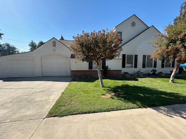 1301 W Myrtle Ave in Visalia, CA - Building Photo - Building Photo