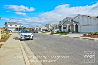 933 Tipton Ln in Patterson, CA - Building Photo - Building Photo