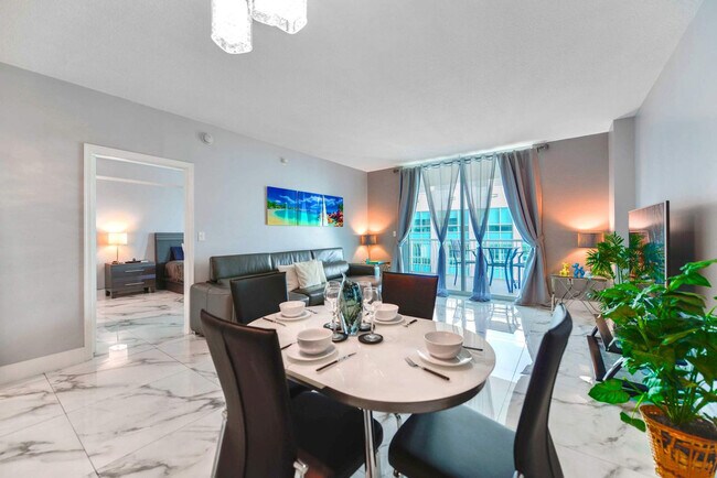 1 SE 12th St in Miami, FL - Building Photo - Building Photo